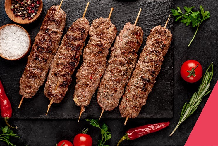 شوي الكباب بمنتهى السهولة.